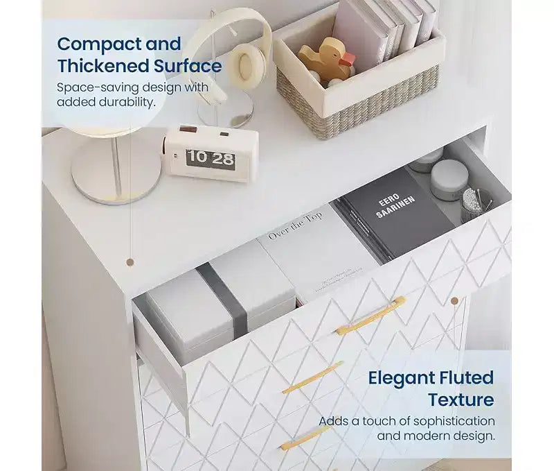 Comò Alto per Camera da Letto con 5 Cassetti, Cassettiera in Legno con Maniglie Dorate, Mobile Contenitore e Cassetti Organizer in Legno per Soggiorno