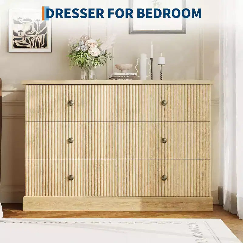 Comò 47" a 6 cassetti con scanalature e maniglie in metallo, cassettiera moderna in legno per camera da letto, camera degli ospiti e appartamento