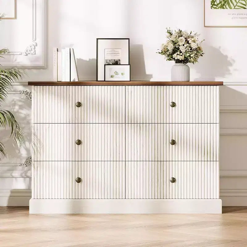 Comò 47" a 6 cassetti con scanalature e maniglie in metallo, cassettiera moderna in legno per camera da letto, camera degli ospiti e appartamento