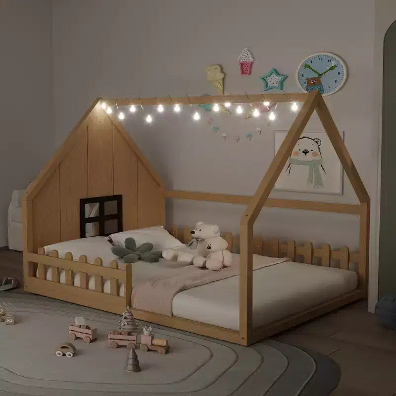 Letto a Casetta con Luci a LED, Letto a Pavimento Montessori in Legno Massello di Pino con Supporto a Doghe e Sponda di Sicurezza, Letto a Basso Profilo per Bambini, Misura Matrimoniale