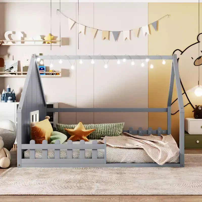 Letto a Casetta con Luci a LED, Letto a Pavimento Montessori in Legno Massello di Pino con Supporto a Doghe e Sponda di Sicurezza, Letto a Basso Profilo per Bambini, Misura Matrimoniale