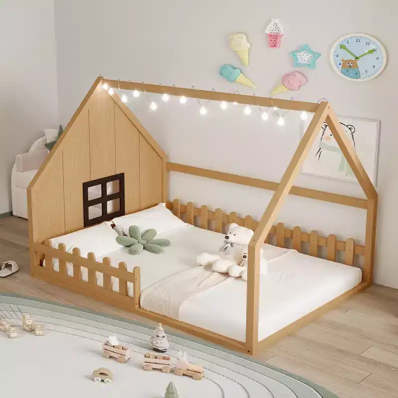 Letto a Casetta con Luci a LED, Letto a Pavimento Montessori in Legno Massello di Pino con Supporto a Doghe e Sponda di Sicurezza, Letto a Basso Profilo per Bambini, Misura Matrimoniale
